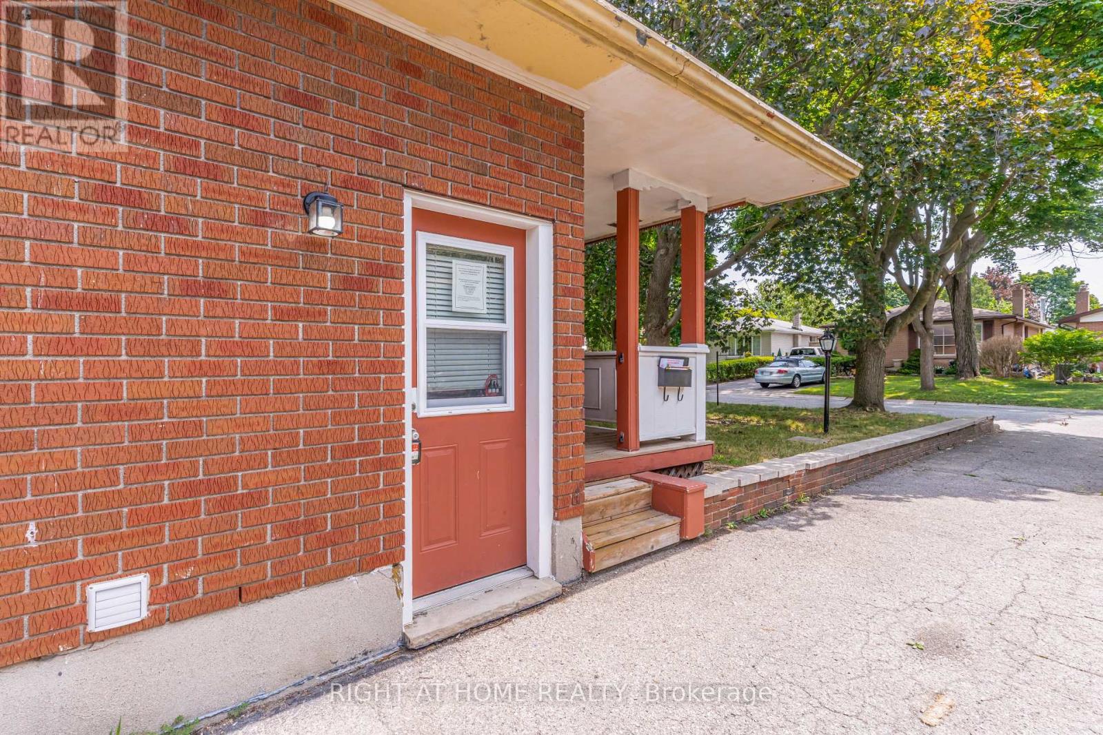 17 TOULON CRESCENT - 13