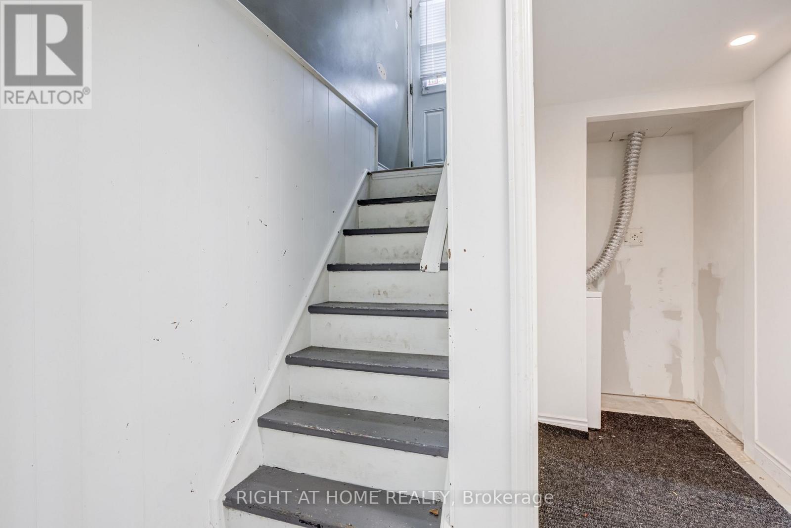 17 TOULON CRESCENT - 14