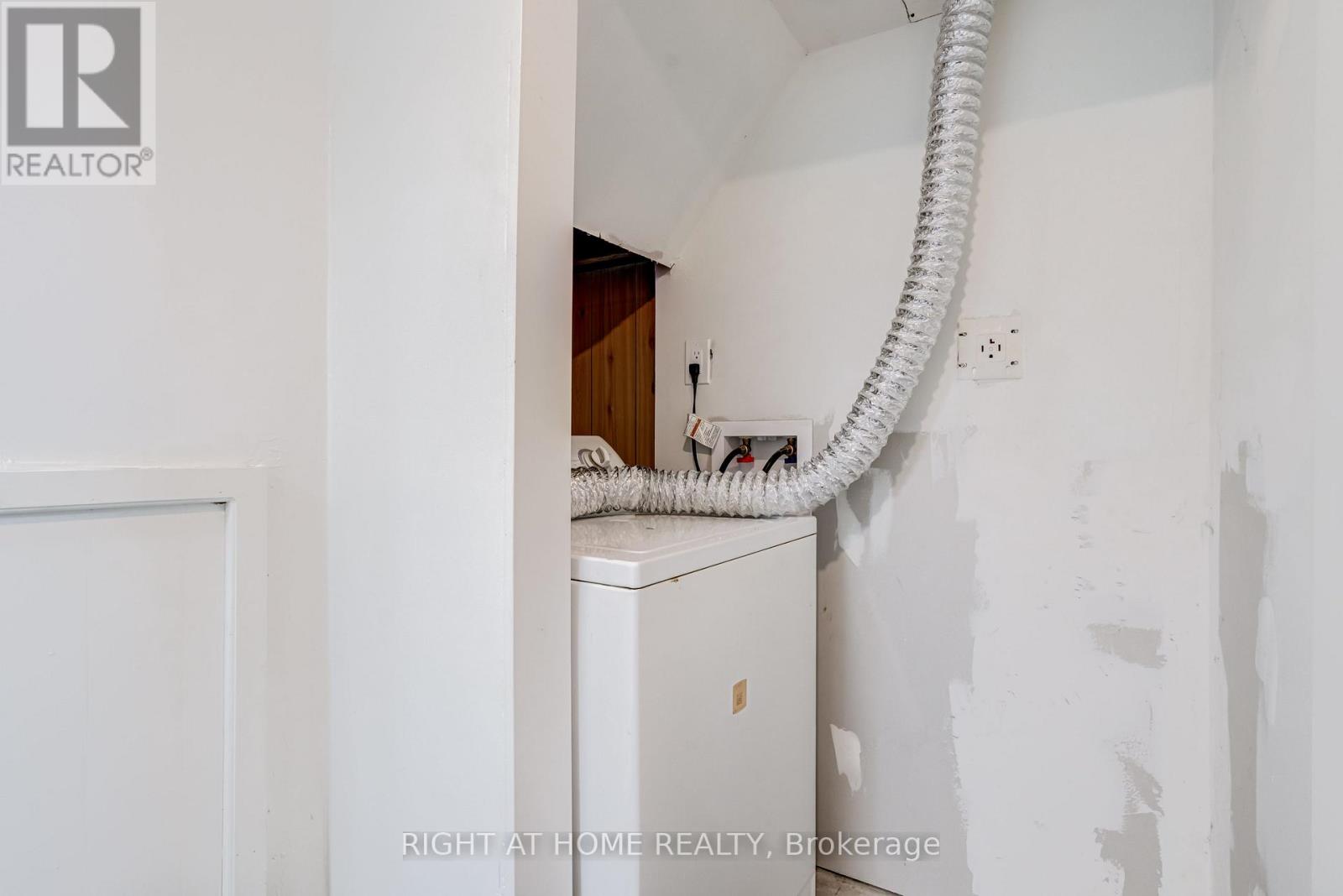 17 TOULON CRESCENT - 15