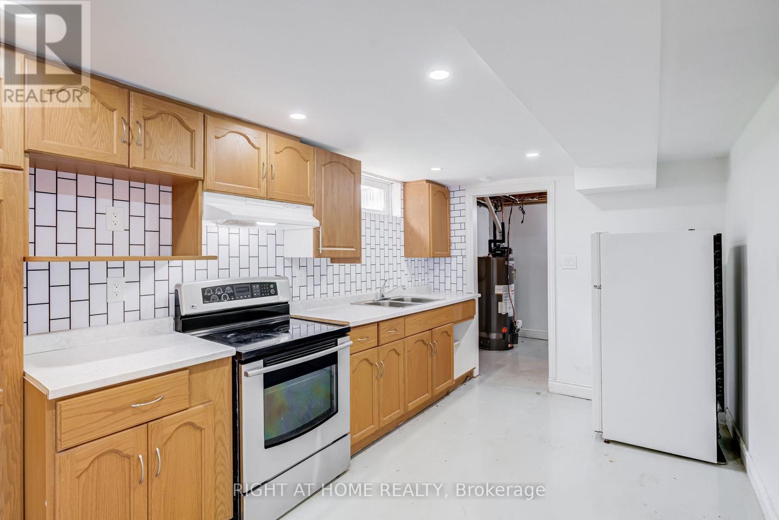 17 TOULON CRESCENT - 16