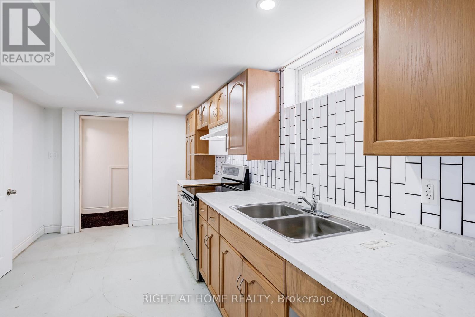 17 TOULON CRESCENT - 17