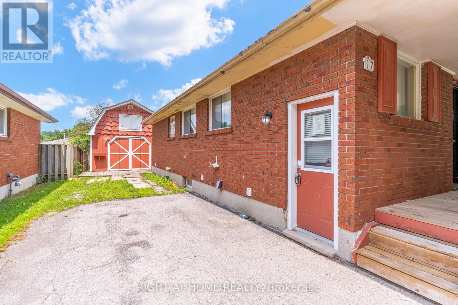 17 TOULON CRESCENT - 21