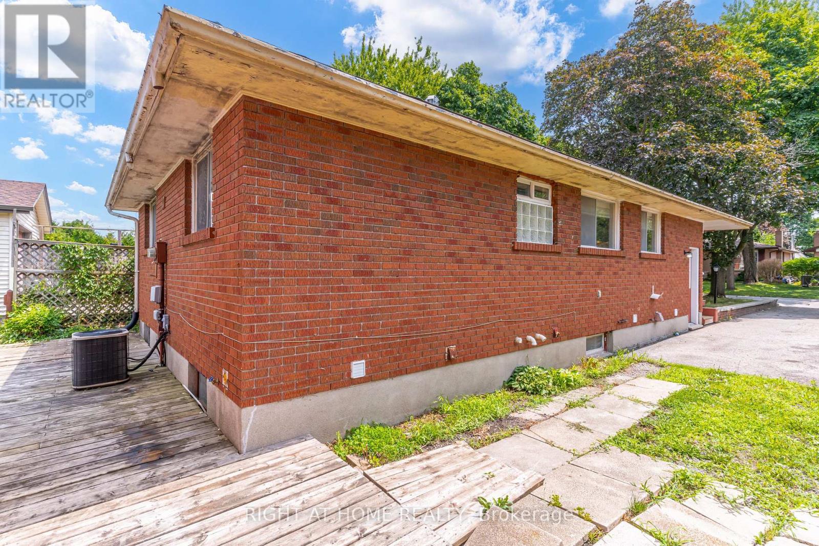 17 TOULON CRESCENT - 23