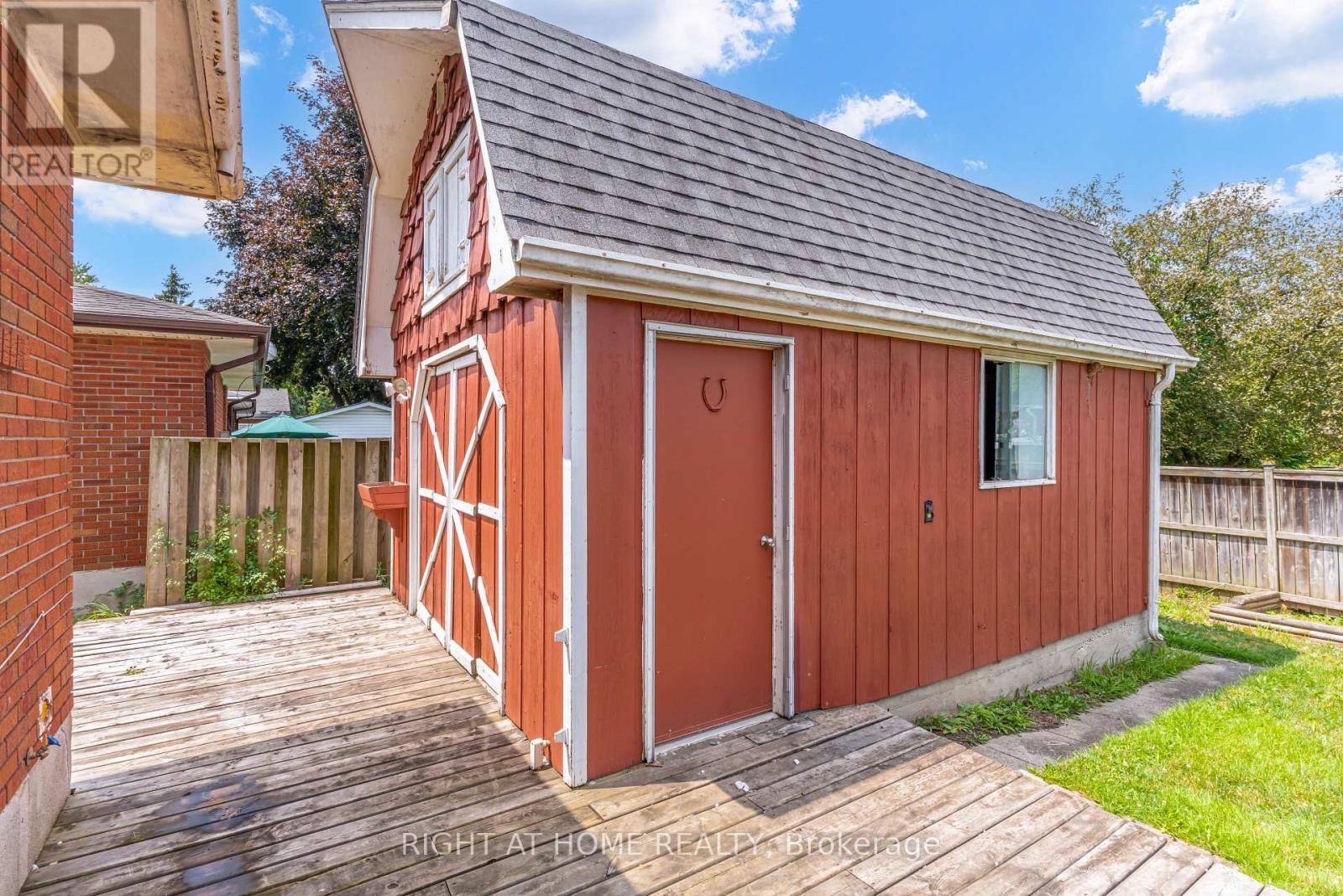 17 TOULON CRESCENT - 24
