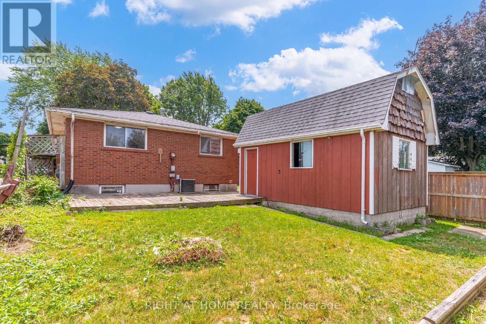 17 TOULON CRESCENT - 27