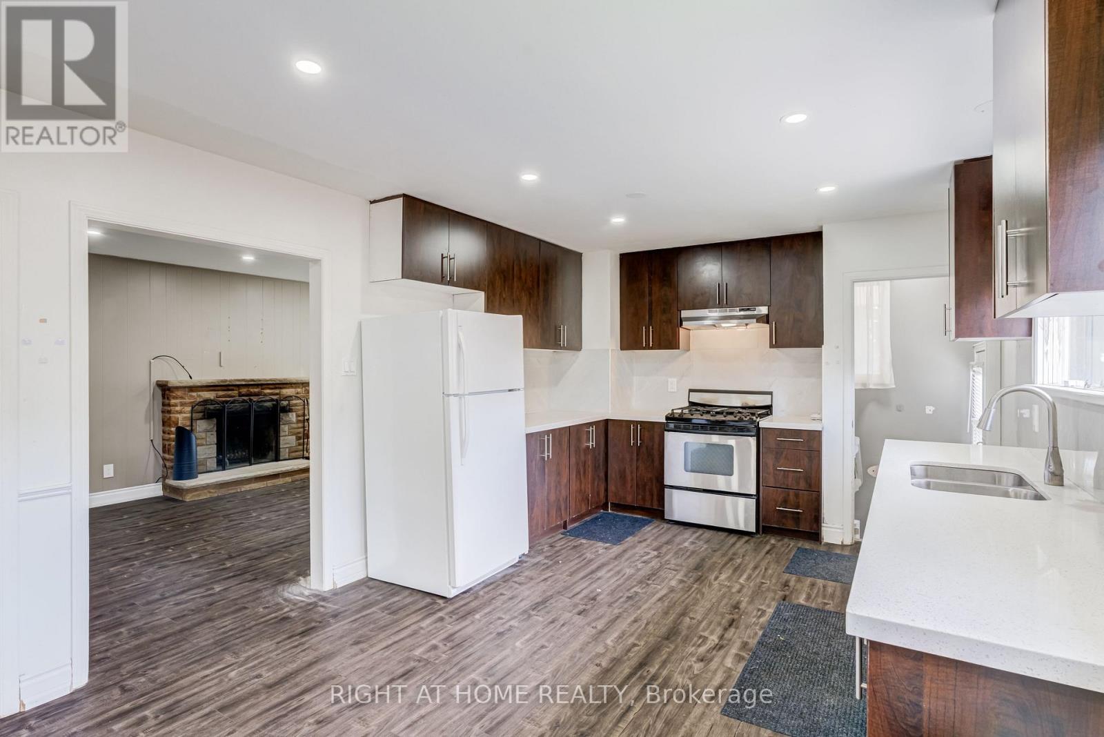 17 TOULON CRESCENT - 7
