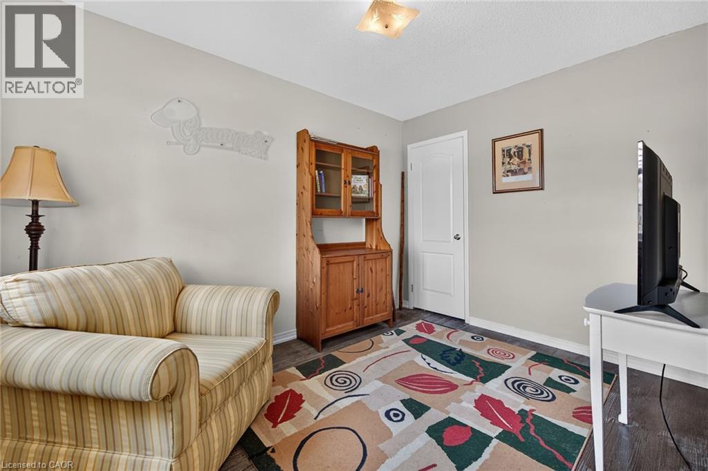 #44 24 KENYON Crescent - 27
