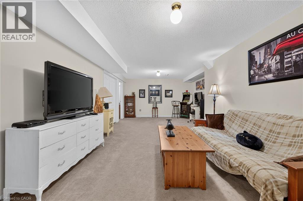 #44 24 KENYON Crescent - 32