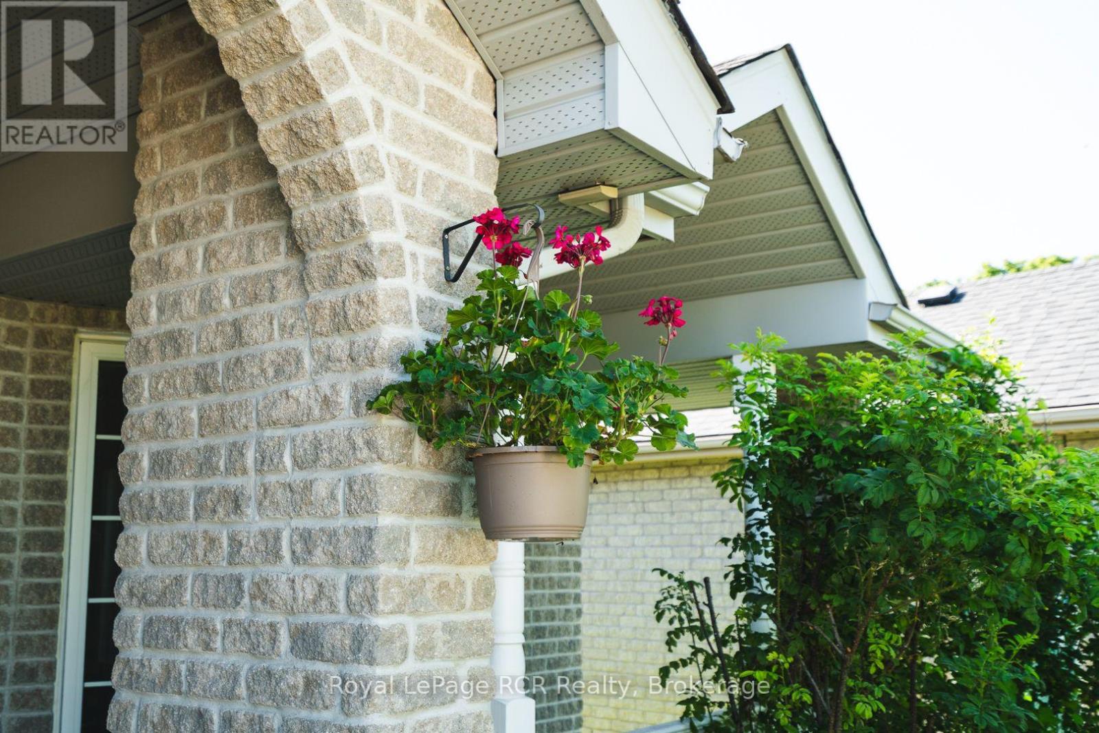 246 16TH AVENUE CRESCENT - 15