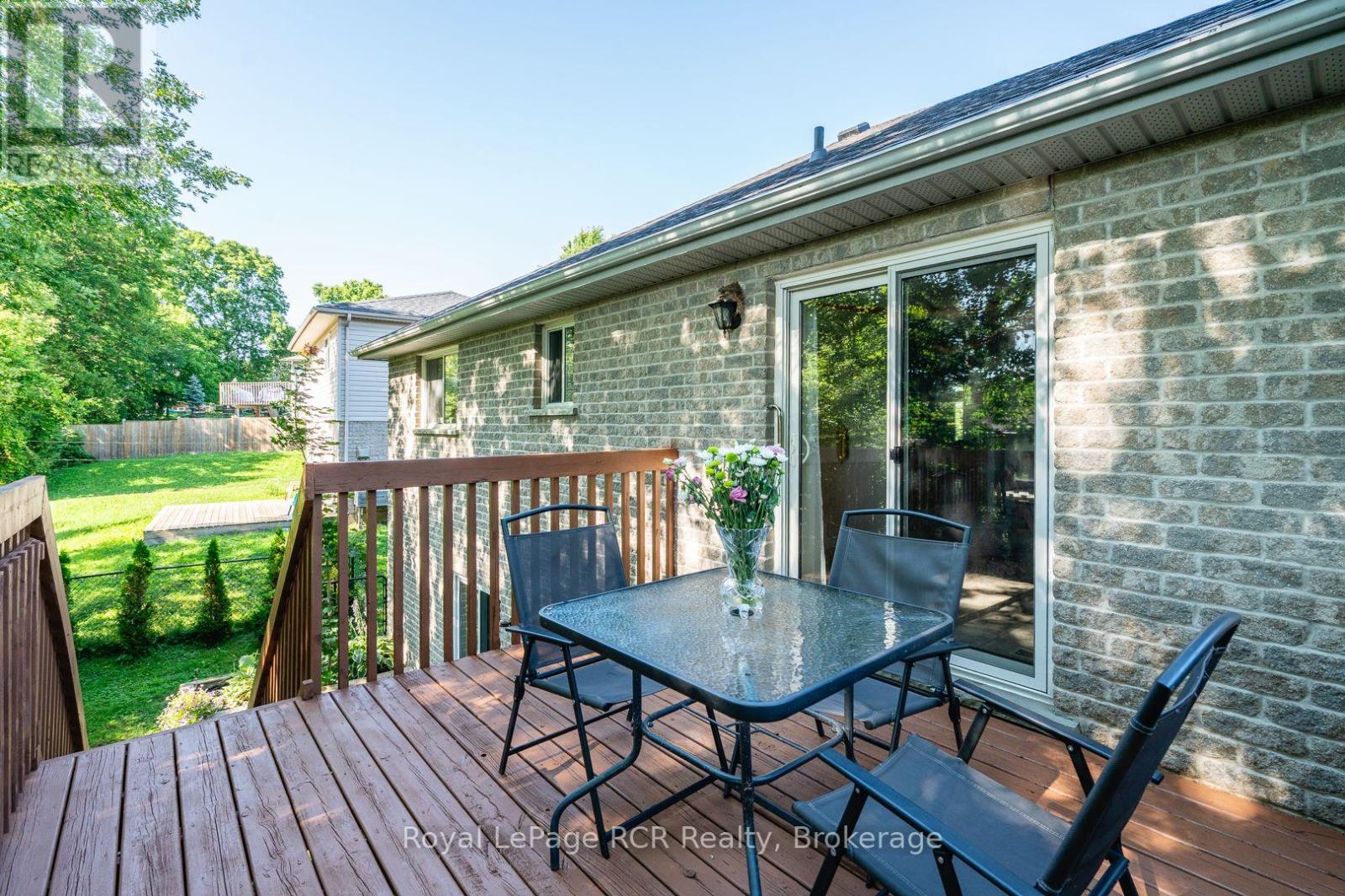 246 16TH AVENUE CRESCENT - 29