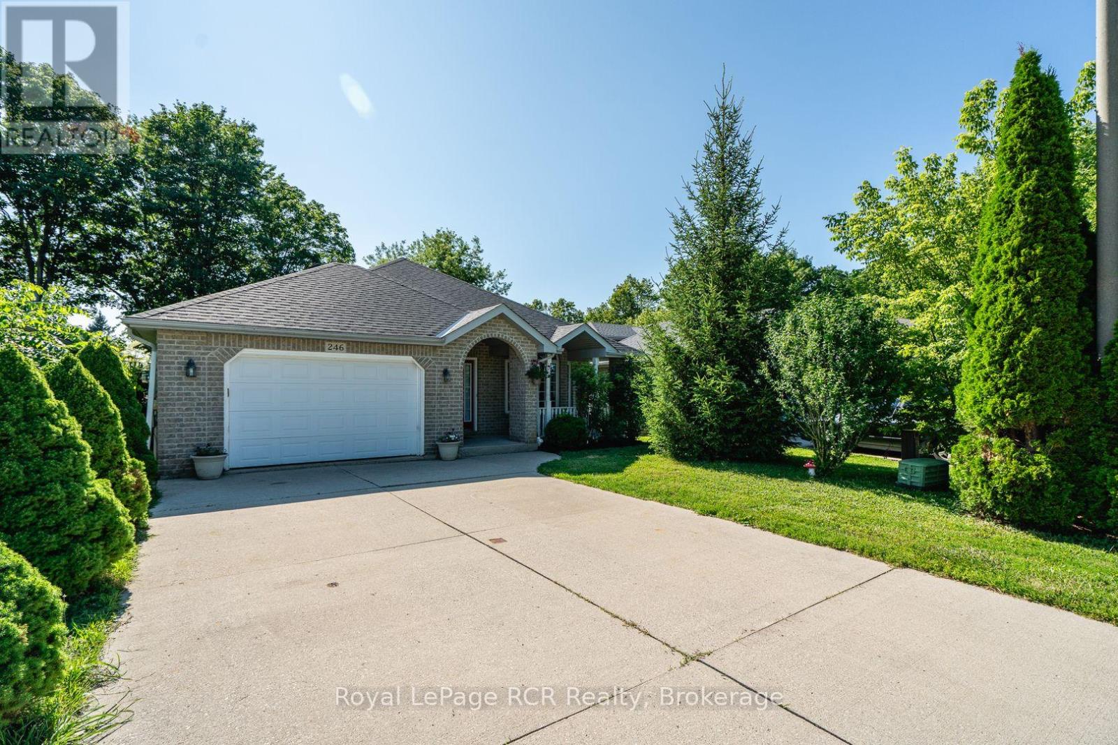 246 16TH AVENUE CRESCENT - 3