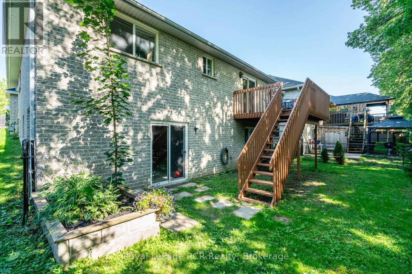 246 16TH AVENUE CRESCENT - 5