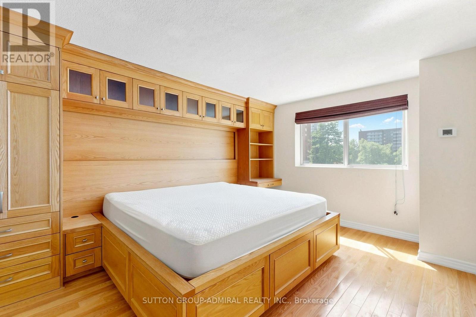 #208 5 WELDRICK ROAD W - 32