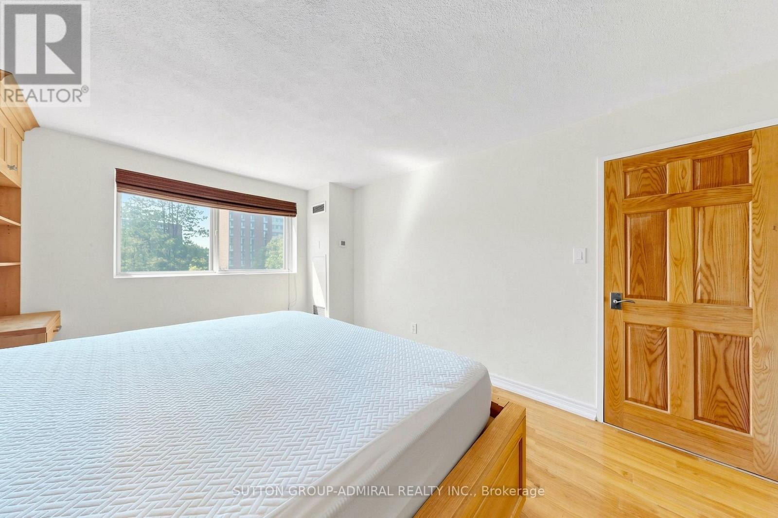 #208 5 WELDRICK ROAD W - 36