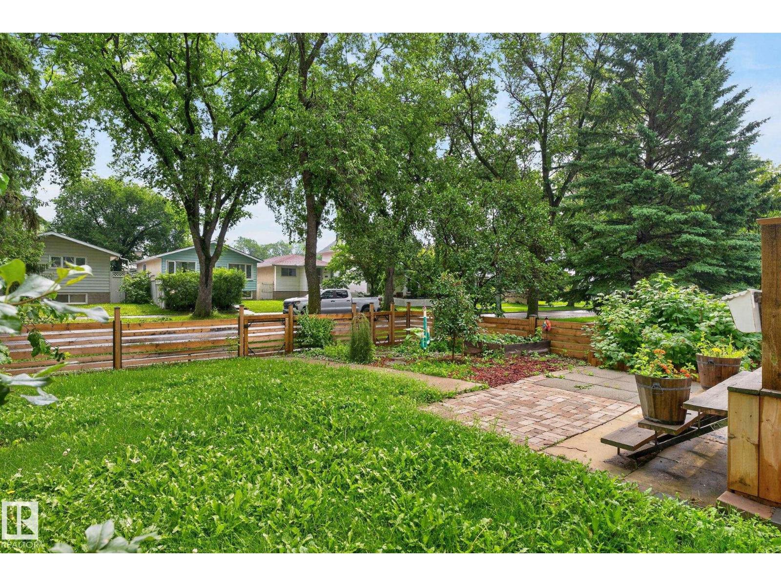 9258 91 ST NW - 49