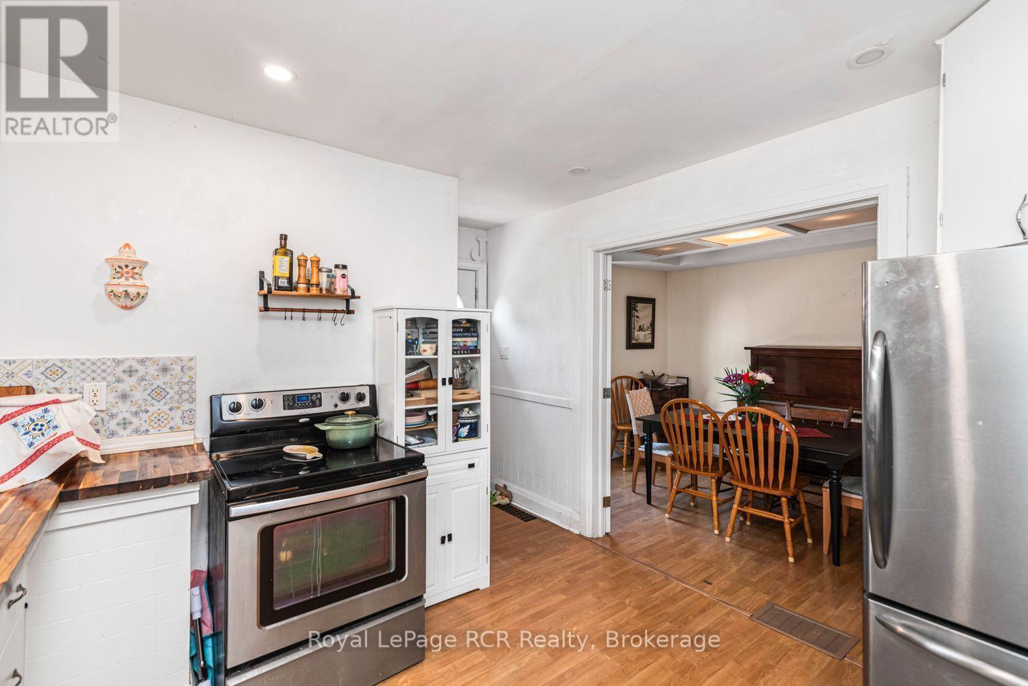 52 CAMERON AVENUE S - 18