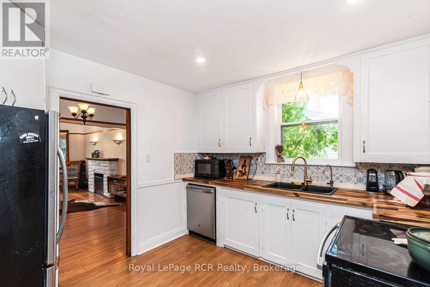 52 CAMERON AVENUE S - 19