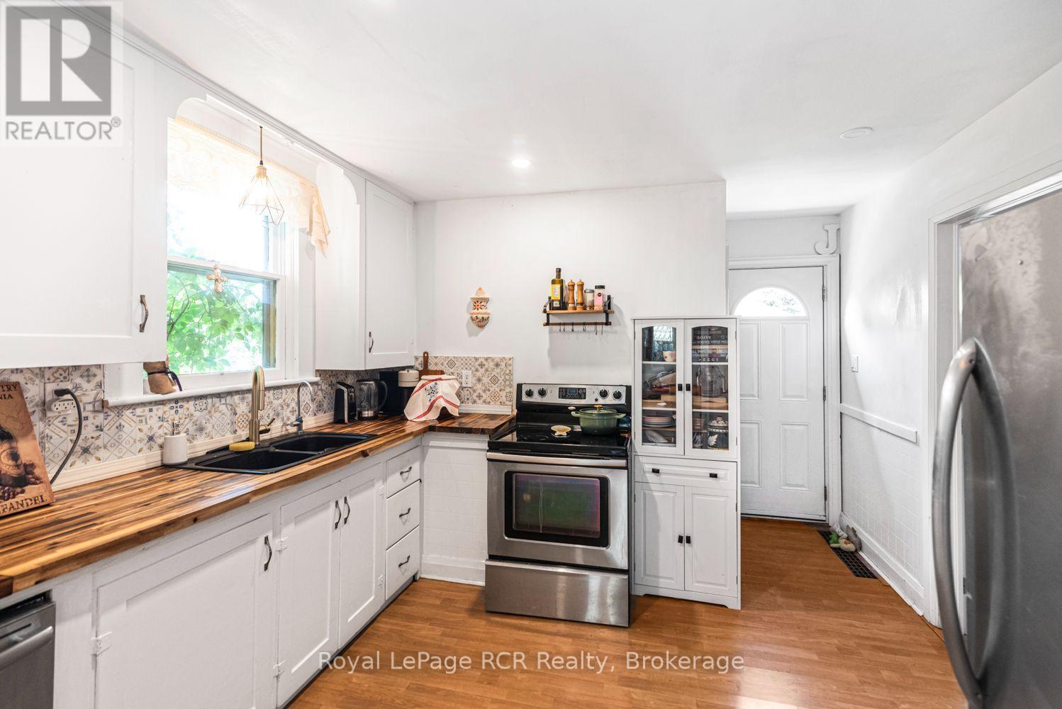 52 CAMERON AVENUE S - 21