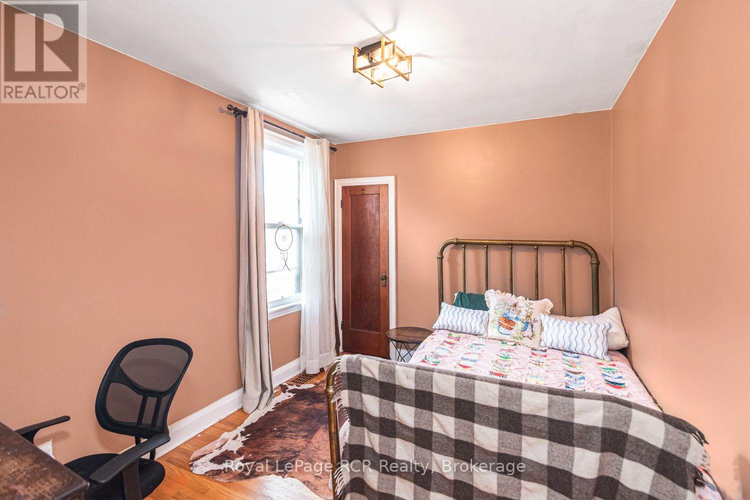52 CAMERON AVENUE S - 26