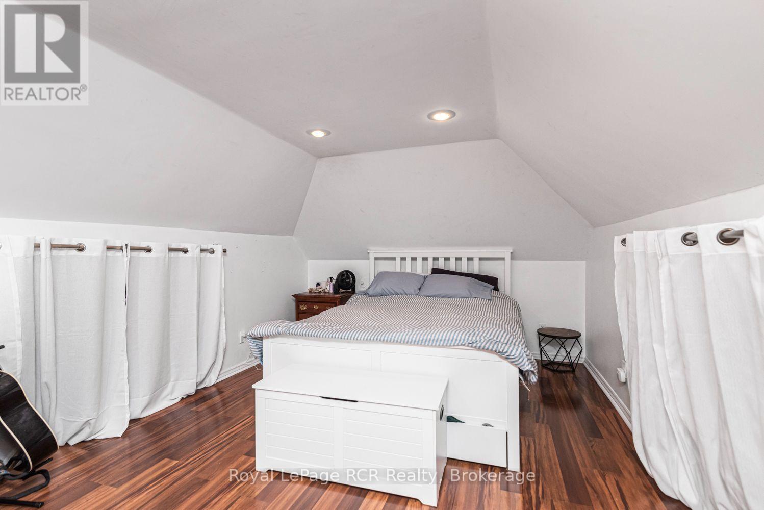 52 CAMERON AVENUE S - 29