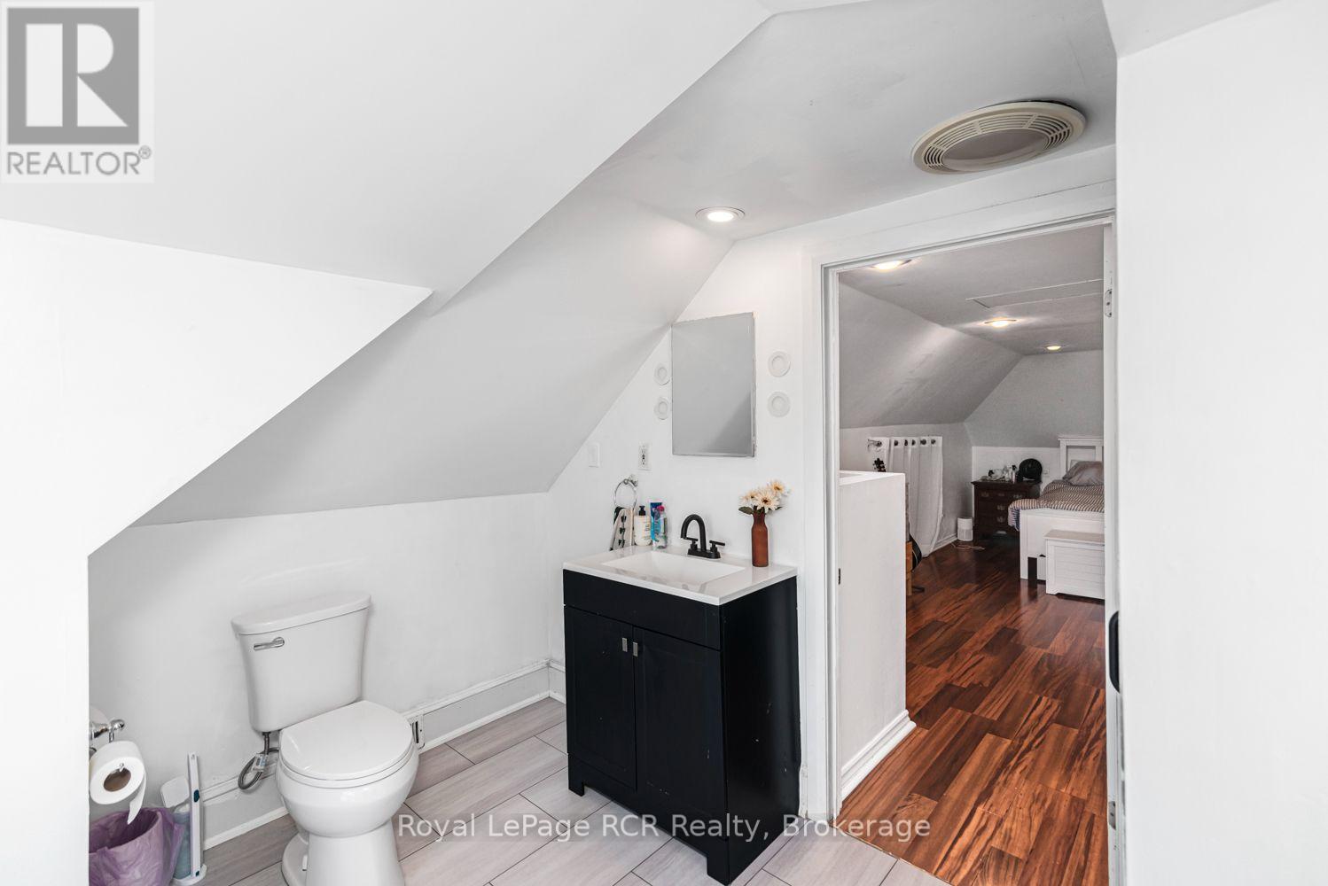 52 CAMERON AVENUE S - 32