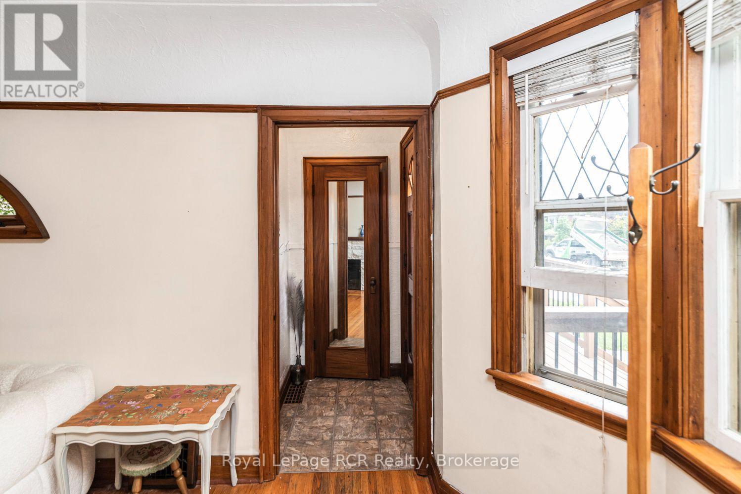 52 CAMERON AVENUE S - 6