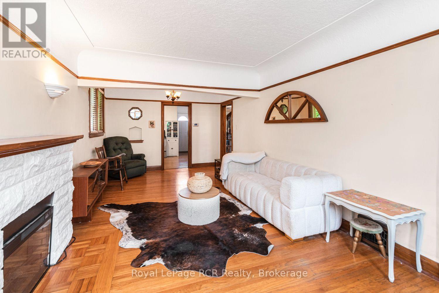 52 CAMERON AVENUE S - 9