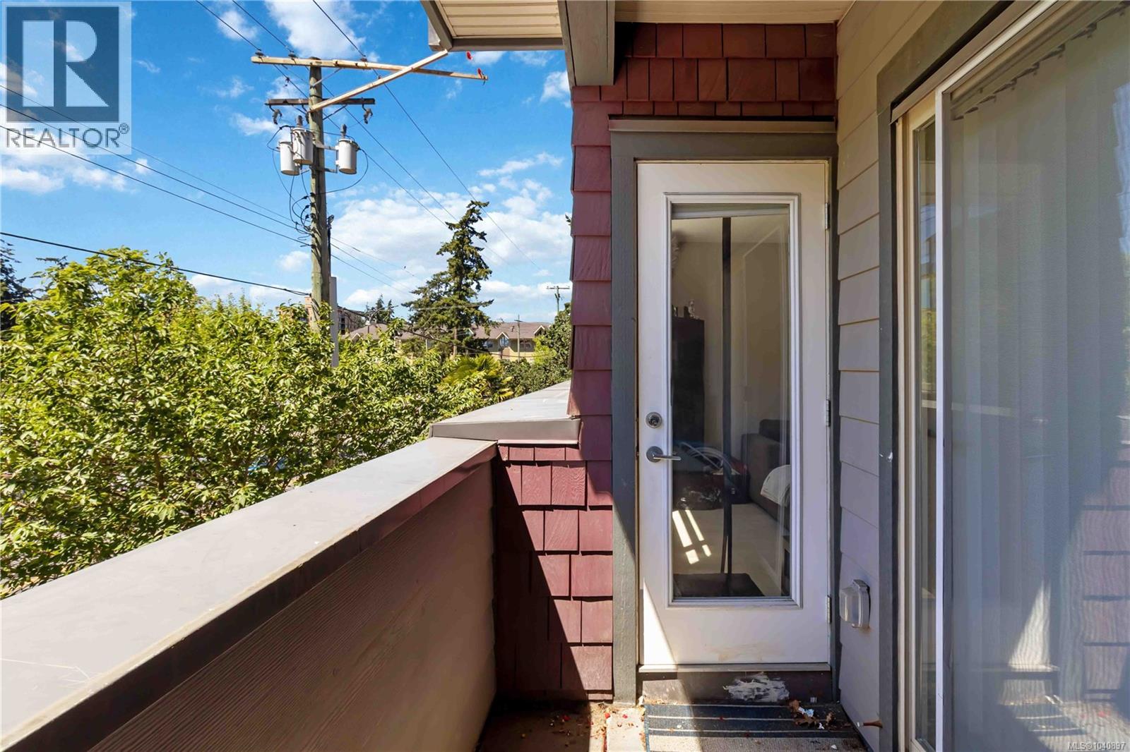#204 844 Goldstream Ave - 24