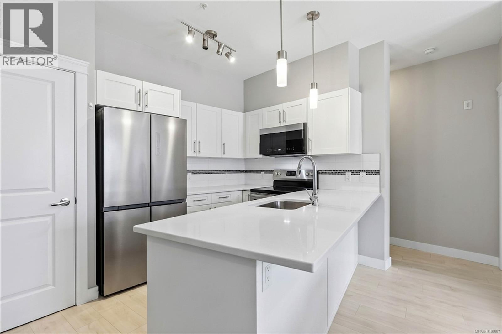 #204 844 Goldstream Ave - 10