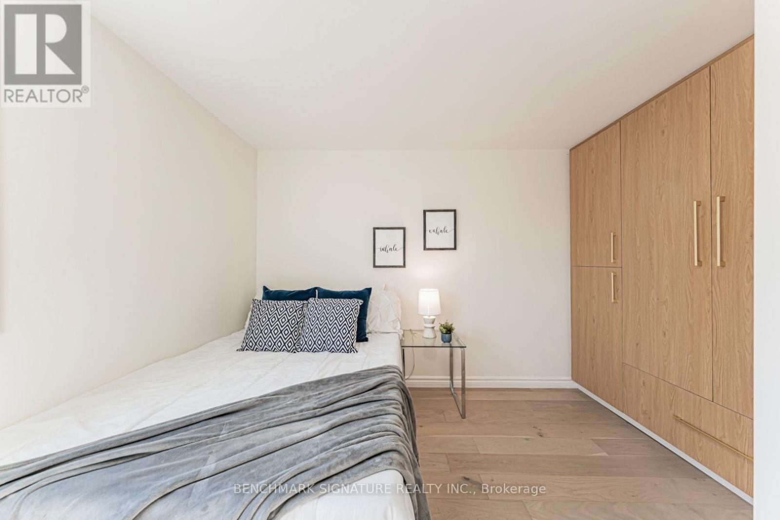 102 HARNESS CIRCLE - 26