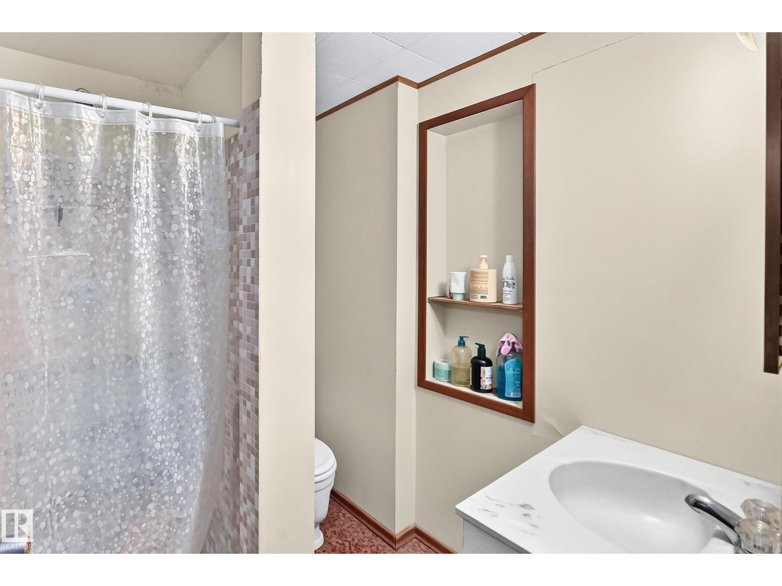15703 84 AV NW - 32