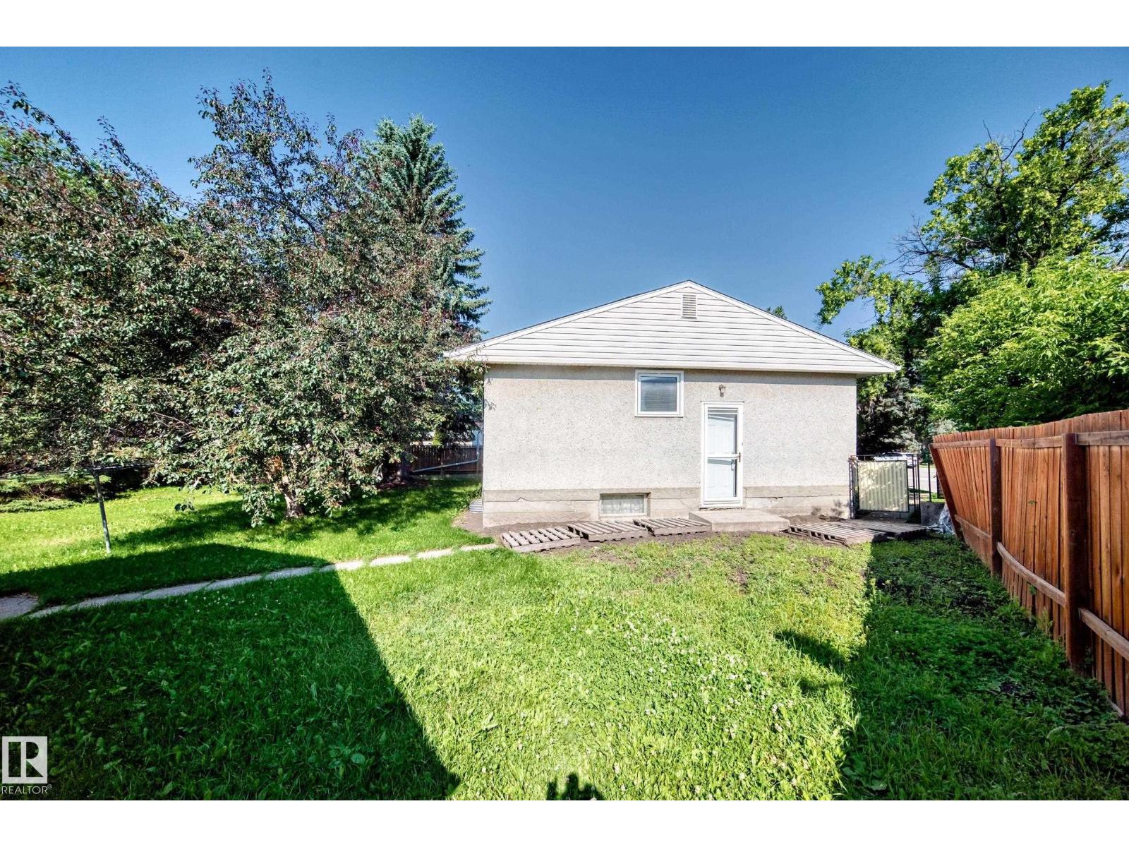 15703 84 AV NW - 37