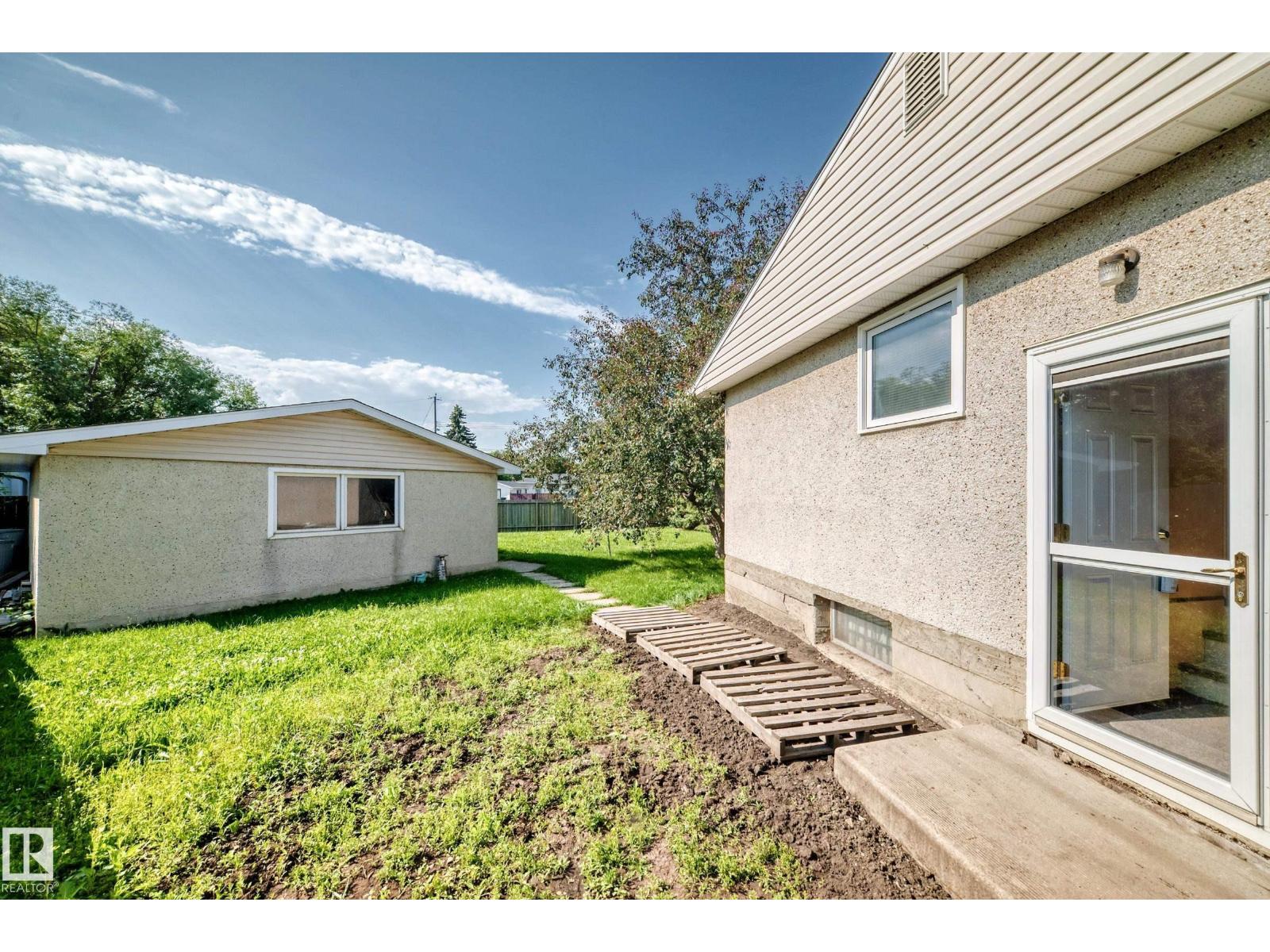 15703 84 AV NW - 36