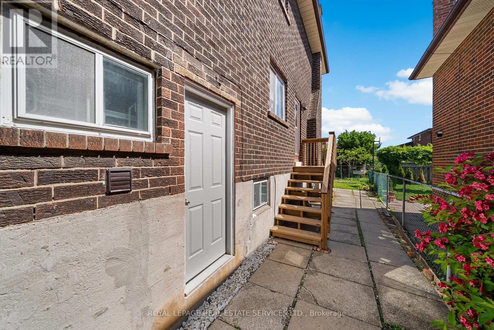 34 JOHN LINDSAY COURT - 42