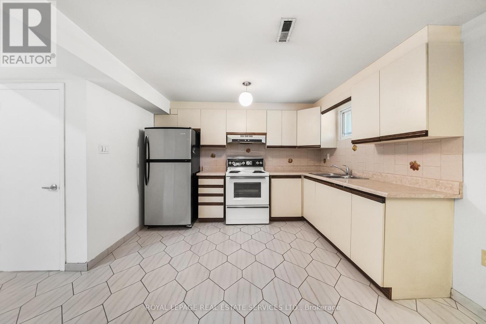 34 JOHN LINDSAY COURT - 38