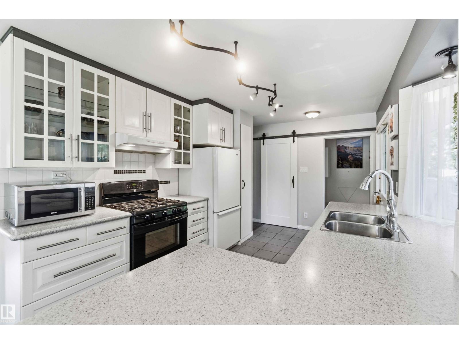 5208 105 ST NW - Image 9
