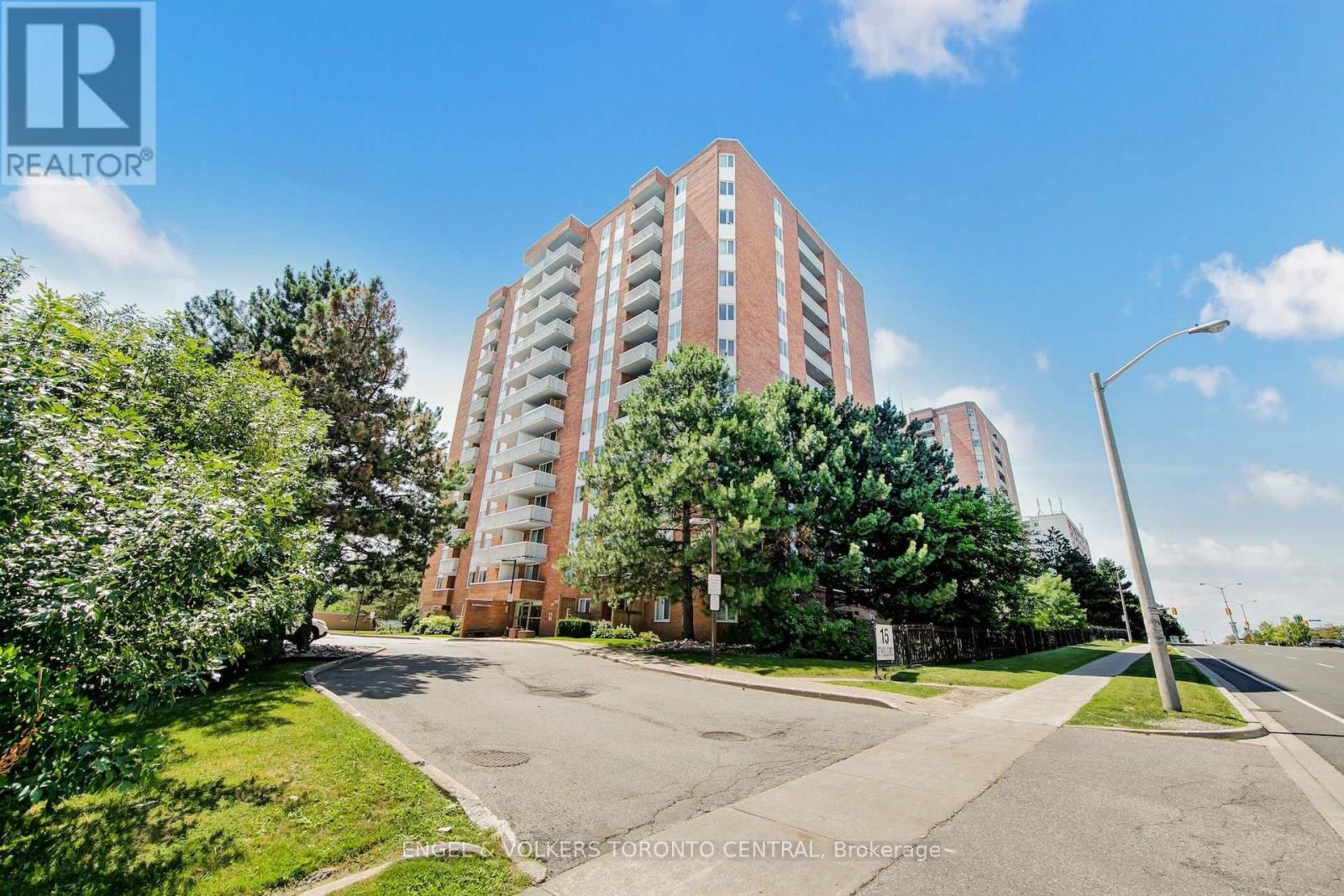 #606 15 SEWELLS ROAD - 37