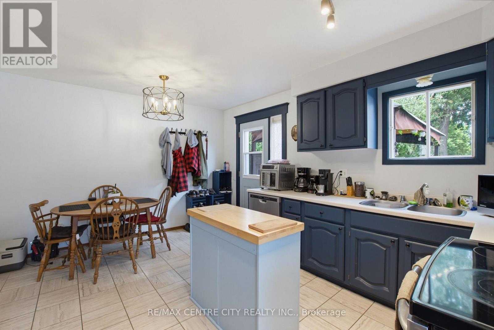 581 DEVERON CRESCENT - 21