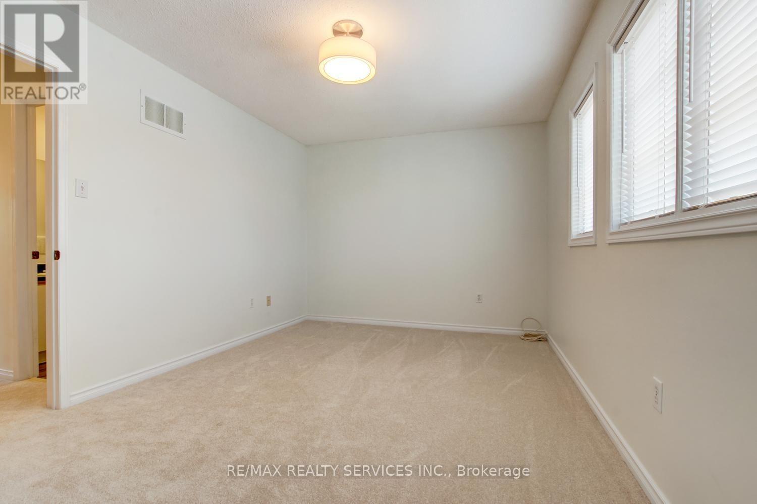 63 HERKES DRIVE - 18
