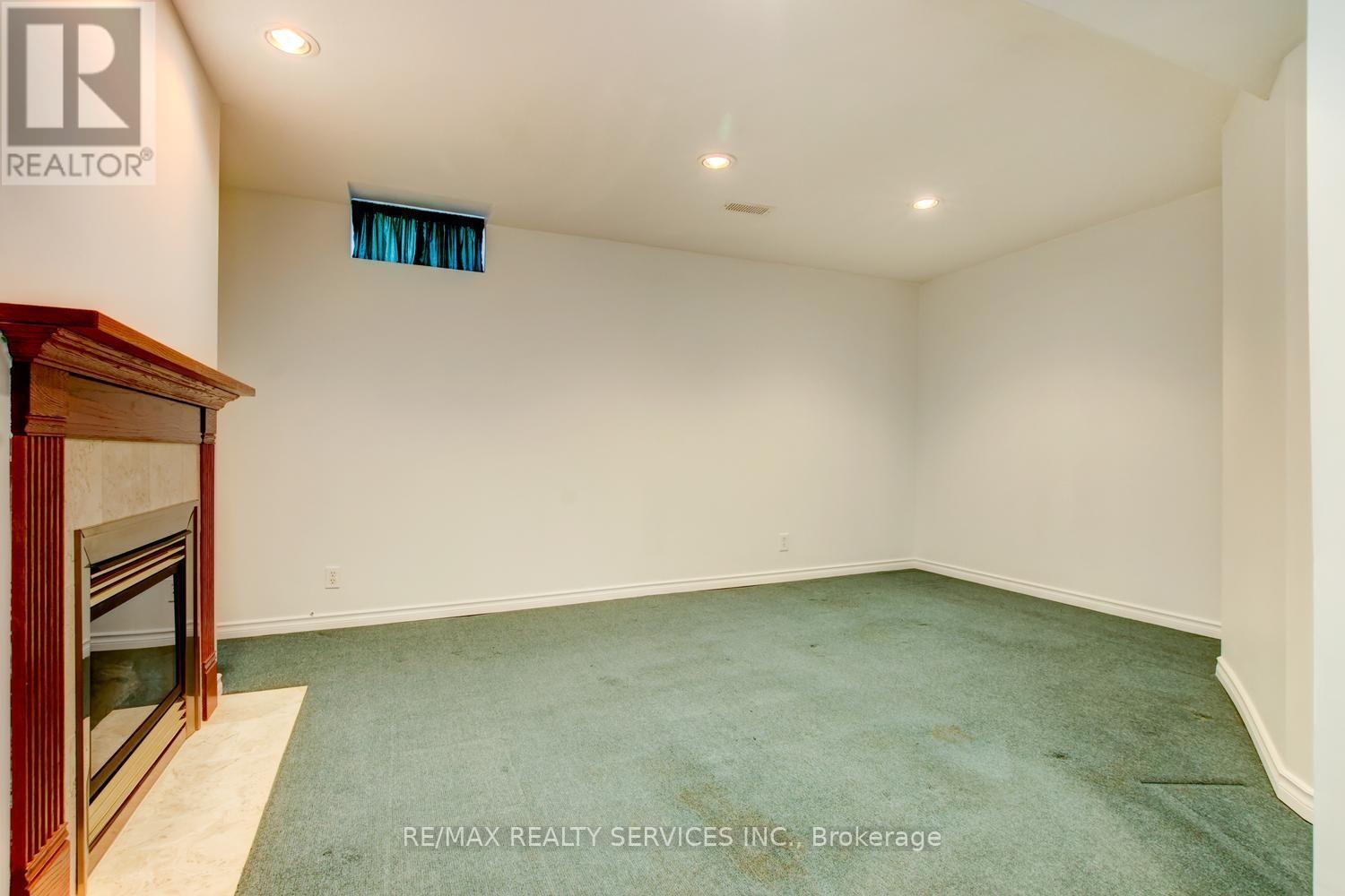 63 HERKES DRIVE - 26