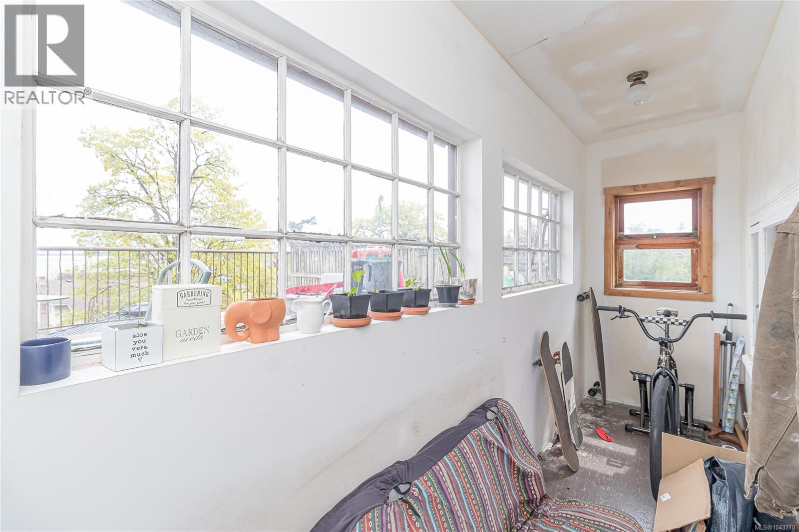 451 Irwin St - 12