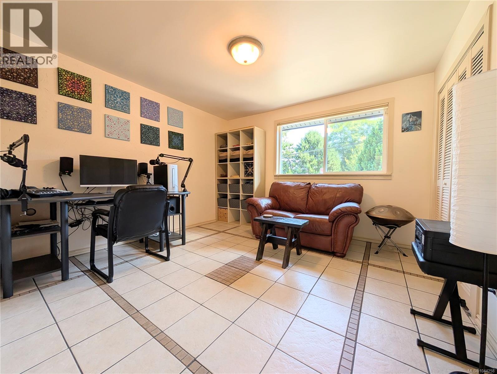 1638 Whiffin Spit Rd - 32