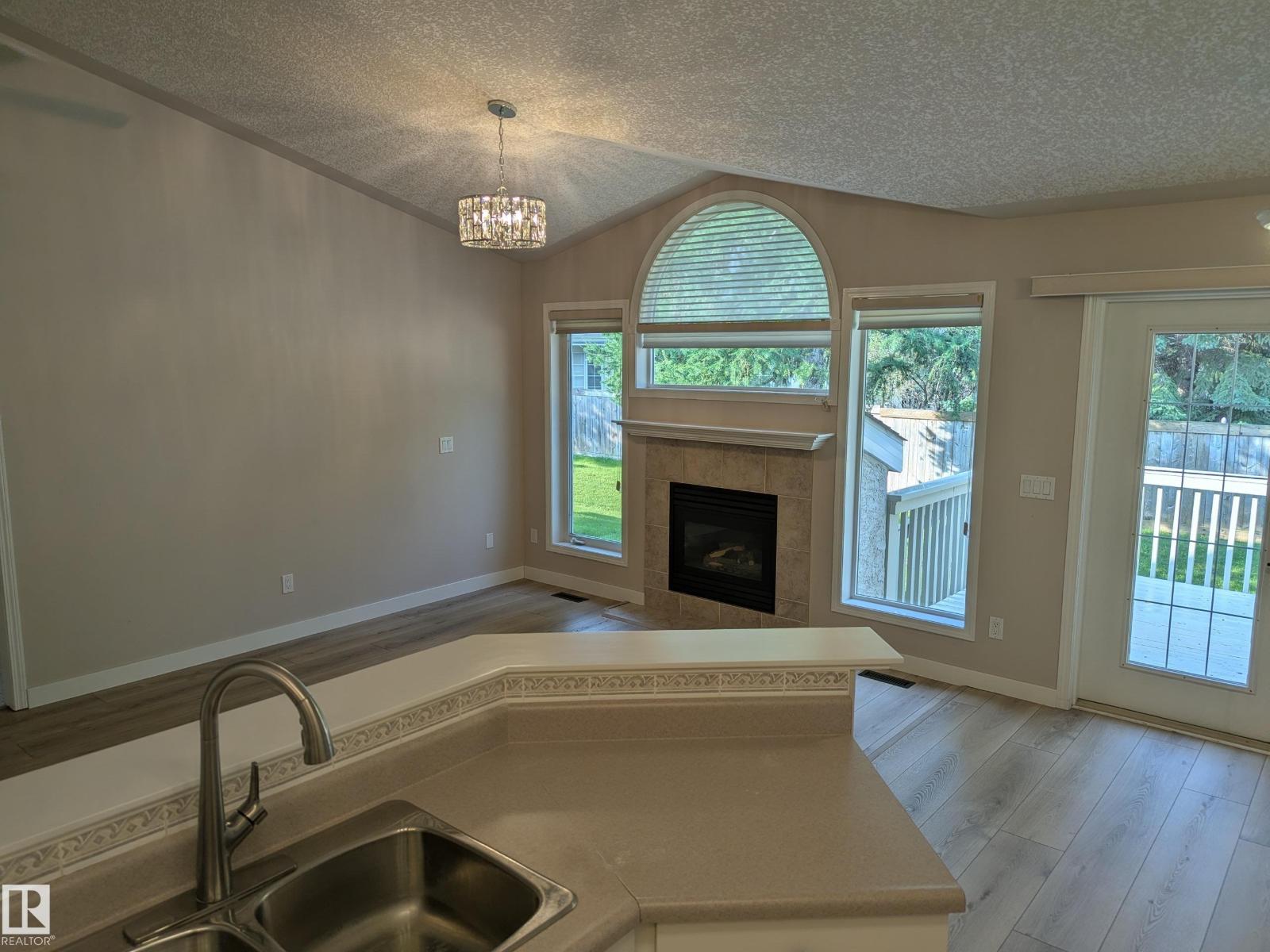 211 YOUVILLE DR E NW - 6