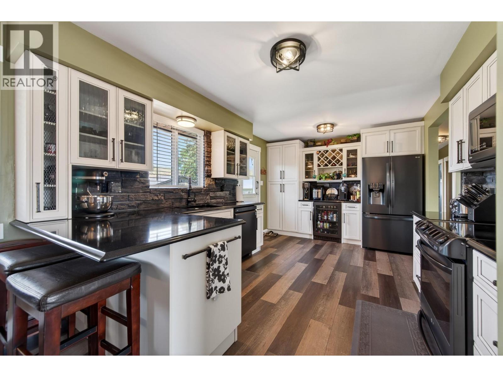 976 Holt Street - 8