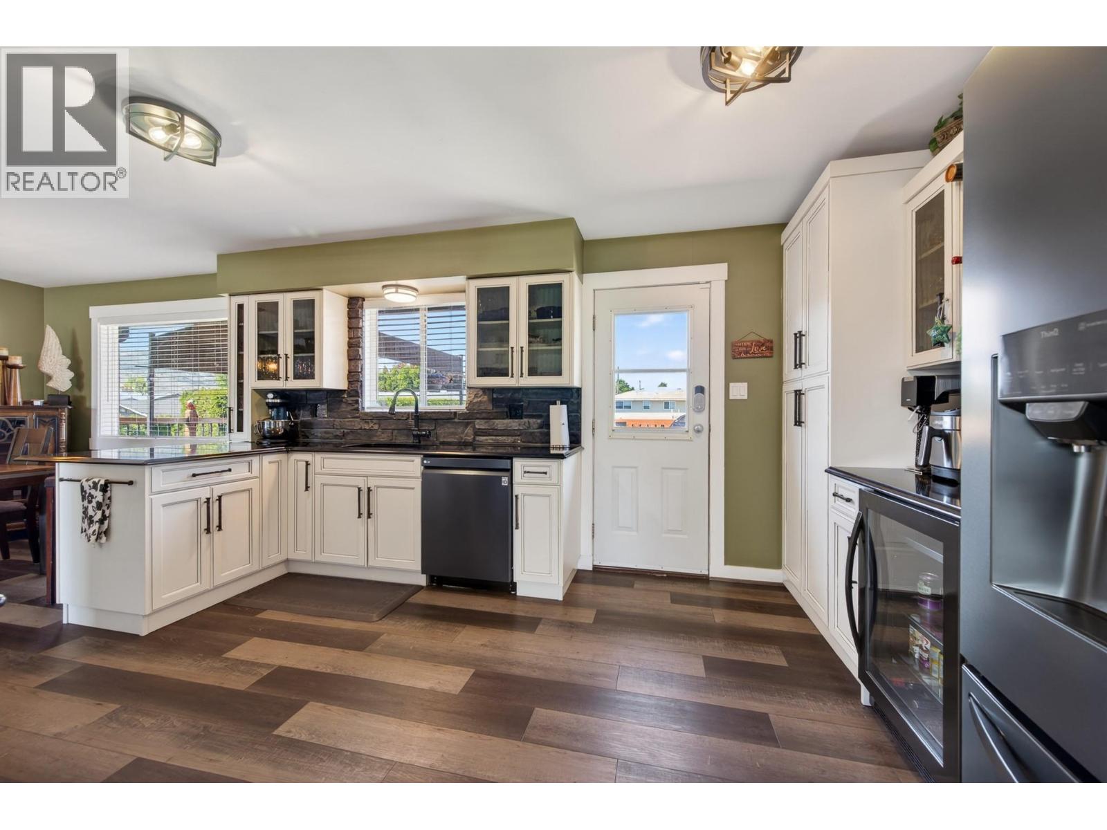 976 Holt Street - 10