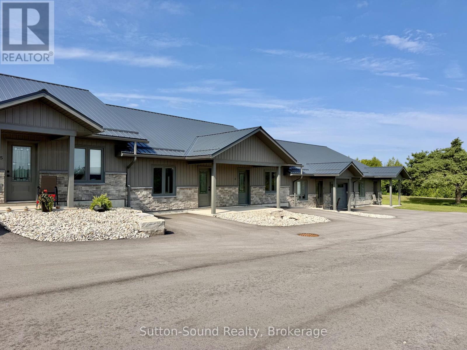4 – 18 MAPLE GOLF CRESCENT