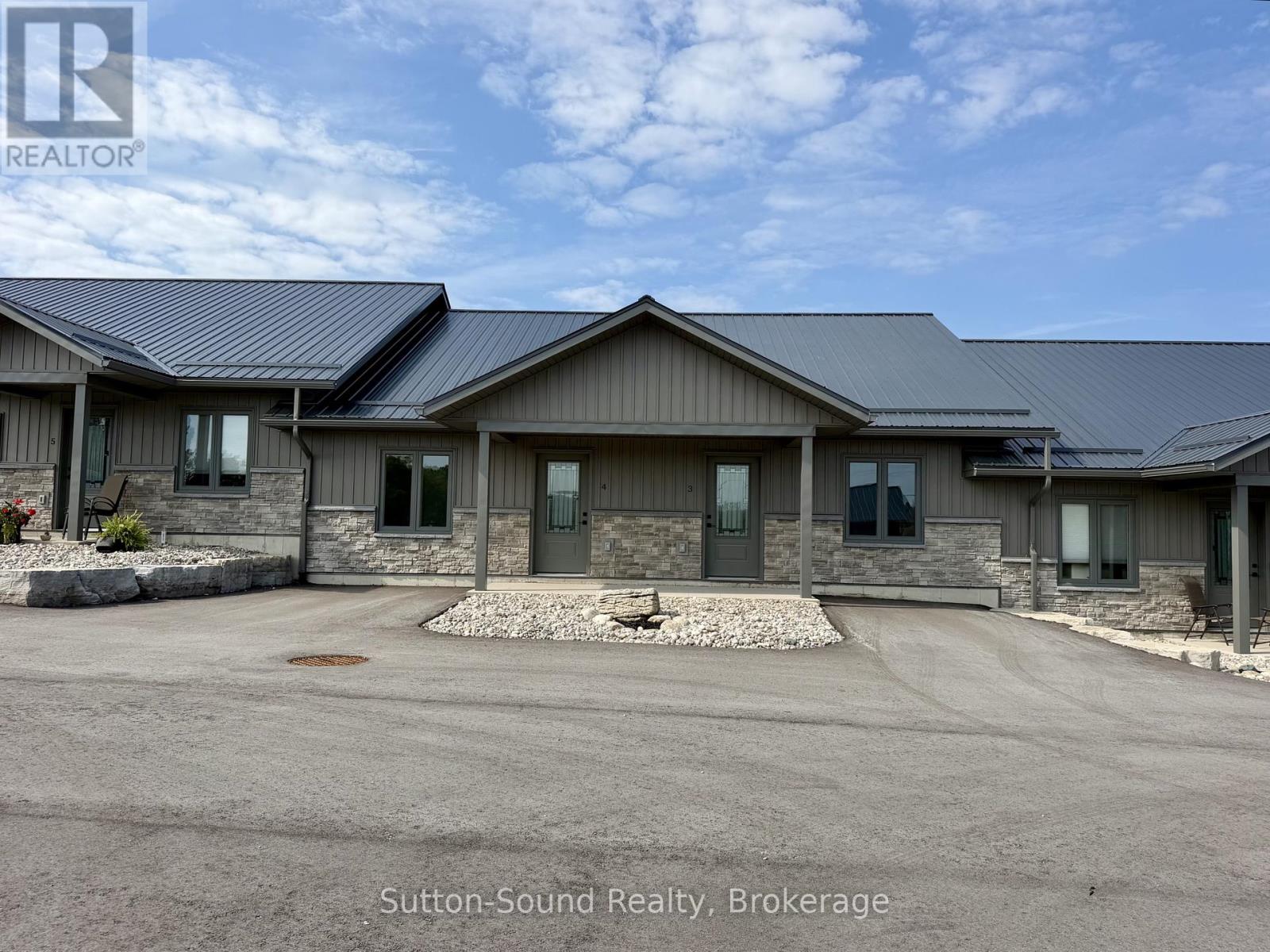 4 – 18 MAPLE GOLF CRESCENT