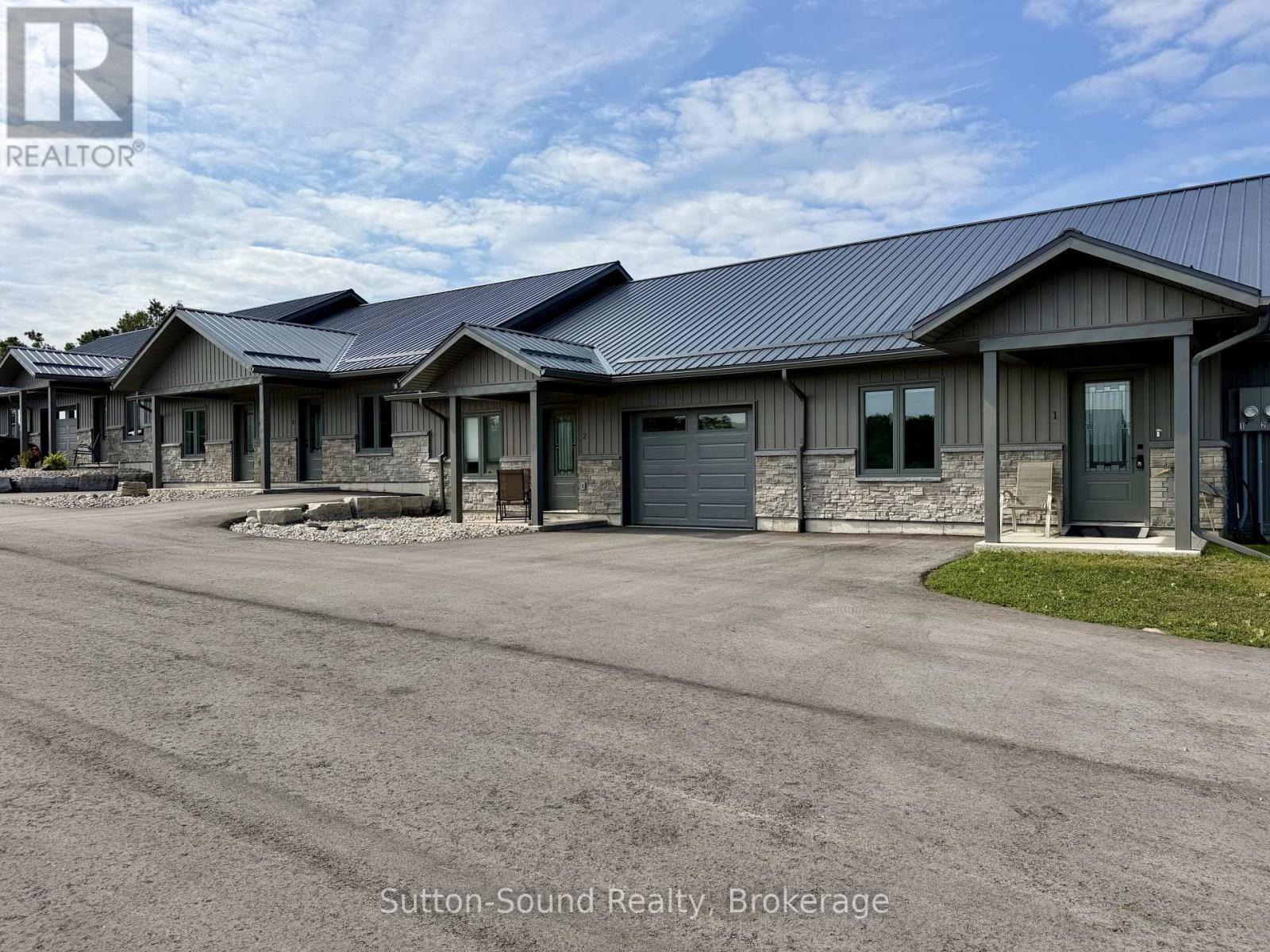 4 – 18 MAPLE GOLF CRESCENT