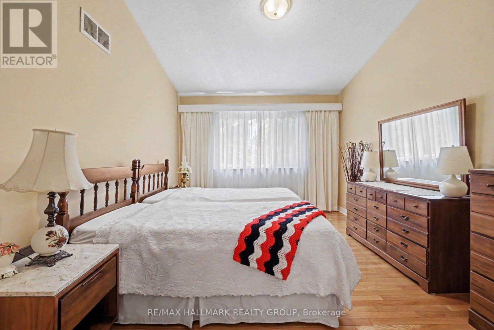 3 Bed, 3 Bath House for Sale in Ottawa – 13 WATERTHRUSH CRESCENT, Ottawa – MLS# X13607154 - Image 18