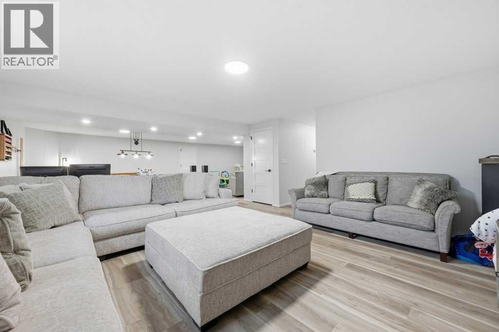 23 Dann Close - Image 26